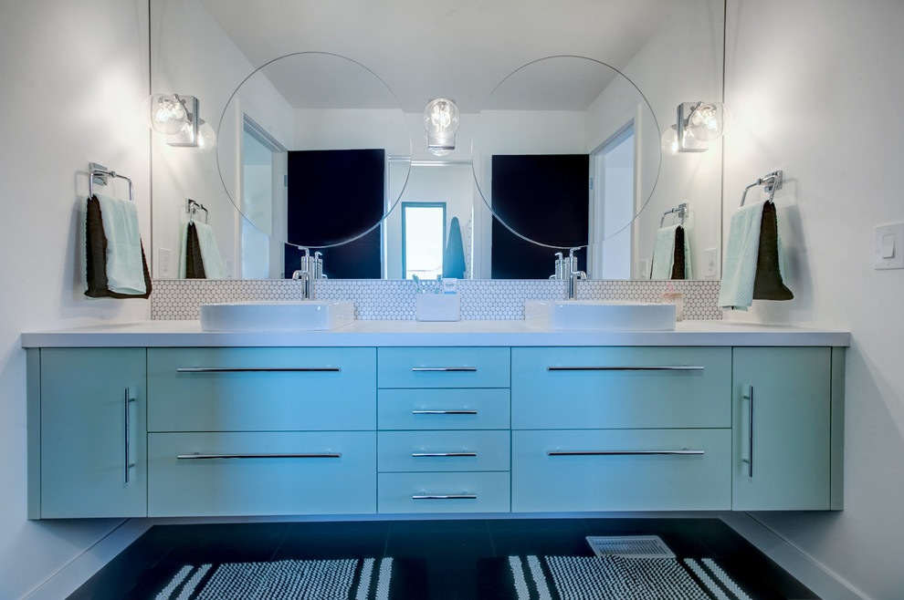 Inspiration for a modern bathroom in Grand Rapids.