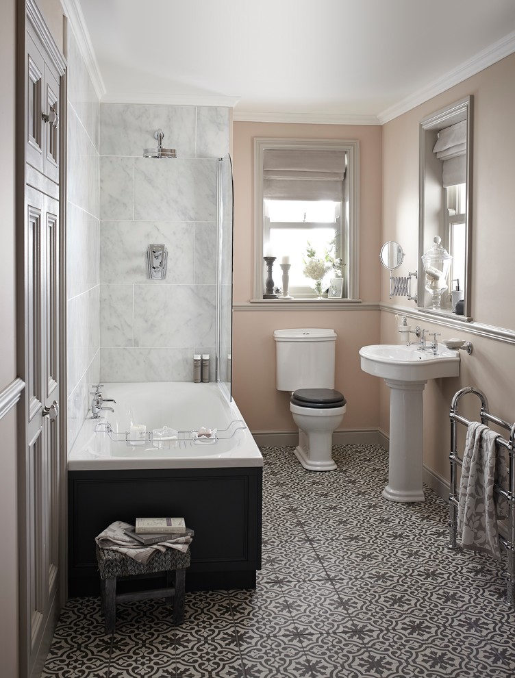 На фото: ванная комната среднего размера в стиле неоклассика (современная классика) с душем над ванной, унитазом-моноблоком, мраморной плиткой, розовыми стенами, полом из керамической плитки и разноцветным полом