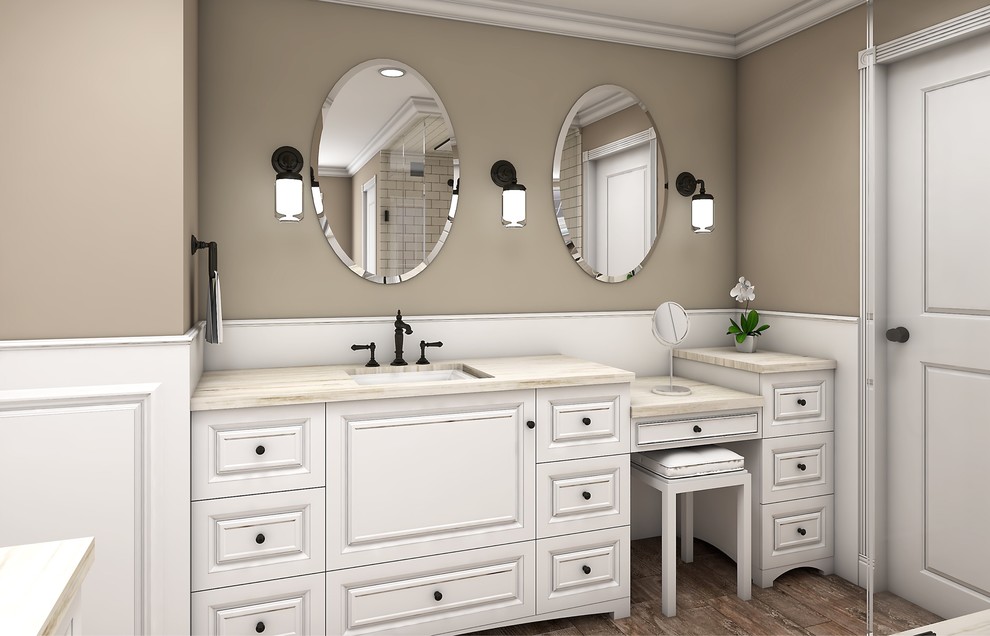 Inspiration för klassiska en-suite badrum, med vita skåp, ett fristående badkar och dusch med gångjärnsdörr