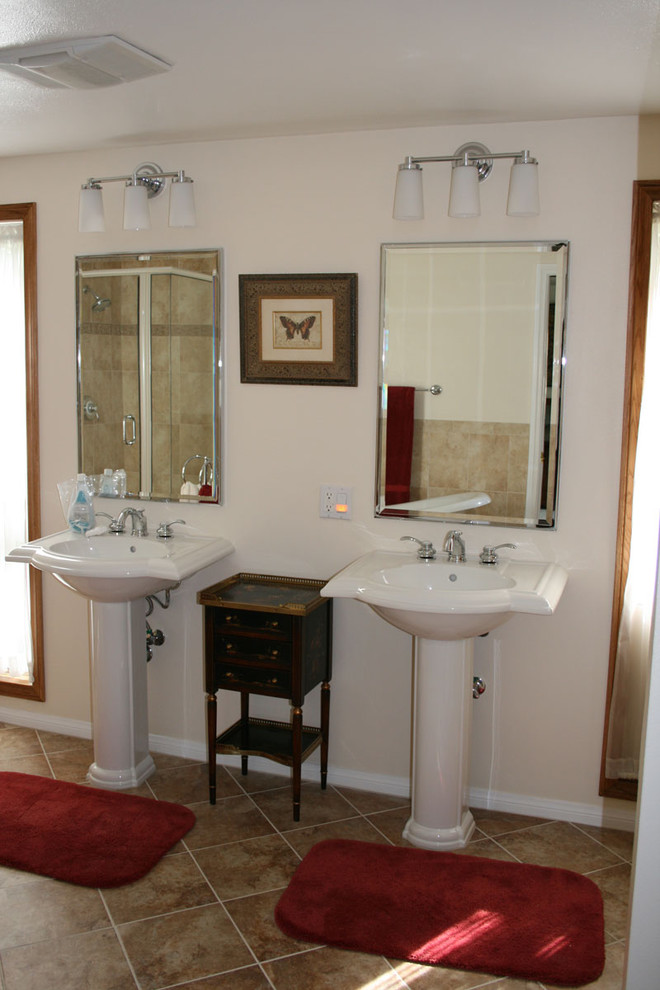 Klassisches Badezimmer mit Sockelwaschbecken, beigen Fliesen und beiger Wandfarbe in Los Angeles