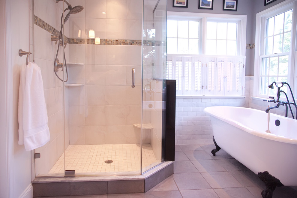 Immagine di una stanza da bagno tradizionale di medie dimensioni con vasca con piedi a zampa di leone, doccia ad angolo, piastrelle in ceramica, pareti grigie e pavimento con piastrelle in ceramica