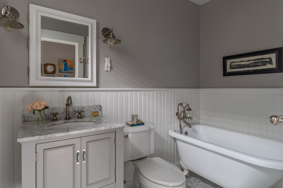 Idée de décoration pour une salle de bain marine de taille moyenne avec des portes de placard grises, une baignoire sur pieds, WC séparés, un mur gris, un sol en carrelage de terre cuite, un lavabo encastré, un plan de toilette en marbre, un sol gris et un plan de toilette gris.