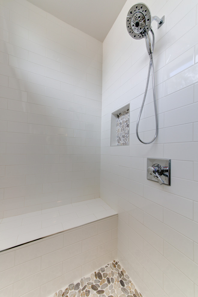 Exempel på ett mellanstort modernt en-suite badrum, med skåp i shakerstil, vita skåp, en dusch i en alkov, en toalettstol med hel cisternkåpa, vit kakel, grå väggar, ett undermonterad handfat, dusch med gångjärnsdörr, tunnelbanekakel, klinkergolv i småsten, bänkskiva i täljsten och brunt golv