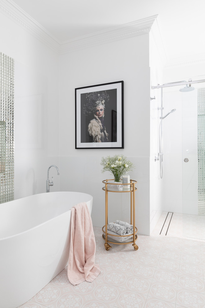 Идея дизайна: большая главная ванная комната в стиле неоклассика (современная классика) с фасадами в стиле шейкер, белыми фасадами, отдельно стоящей ванной, открытым душем, унитазом-моноблоком, белой плиткой, керамогранитной плиткой, белыми стенами, полом из керамической плитки, врезной раковиной, столешницей из искусственного кварца, розовым полом, душем с раздвижными дверями и белой столешницей