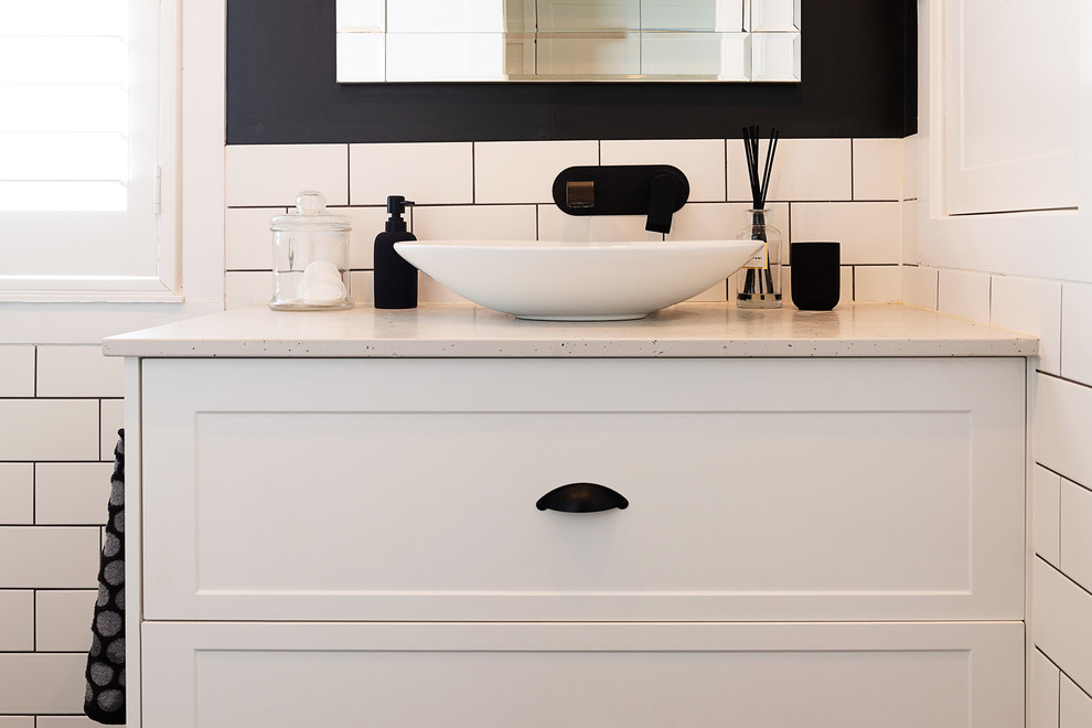 Country Badezimmer mit Schrankfronten im Shaker-Stil, Duschnische, schwarz-weißen Fliesen, Keramikfliesen, Aufsatzwaschbecken und Falttür-Duschabtrennung in Brisbane