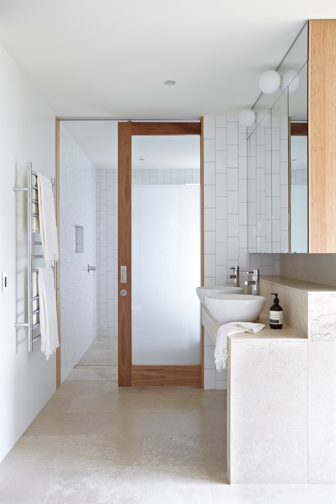 Großes Modernes Badezimmer En Suite mit Aufsatzwaschbecken, weißen Fliesen, weißer Wandfarbe und Metrofliesen in Brisbane