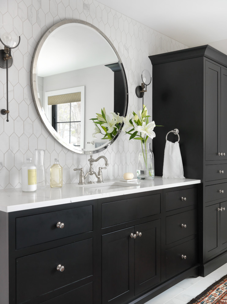 Ejemplo de cuarto de baño principal tradicional renovado con armarios estilo shaker, puertas de armario negras, baldosas y/o azulejos blancos, lavabo bajoencimera y suelo blanco