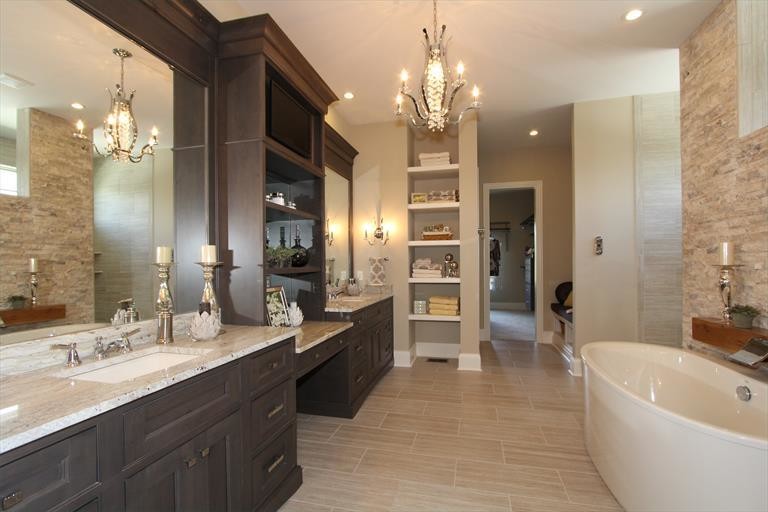 Klassisk inredning av ett stort en-suite badrum, med ett undermonterad handfat, granitbänkskiva, ett fristående badkar, en öppen dusch, en toalettstol med hel cisternkåpa, beige kakel, keramikplattor, gula väggar och klinkergolv i keramik