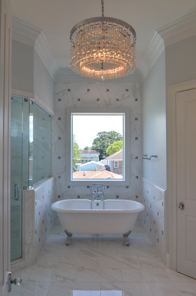 Diseño de cuarto de baño principal tradicional de tamaño medio con armarios con paneles con relieve