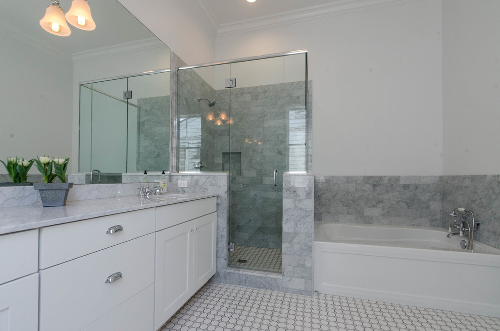 Пример оригинального дизайна: главная ванная комната среднего размера в классическом стиле с фасадами с выступающей филенкой, белыми фасадами, белой плиткой, плиткой мозаикой, белыми стенами, полом из мозаичной плитки, врезной раковиной и мраморной столешницей