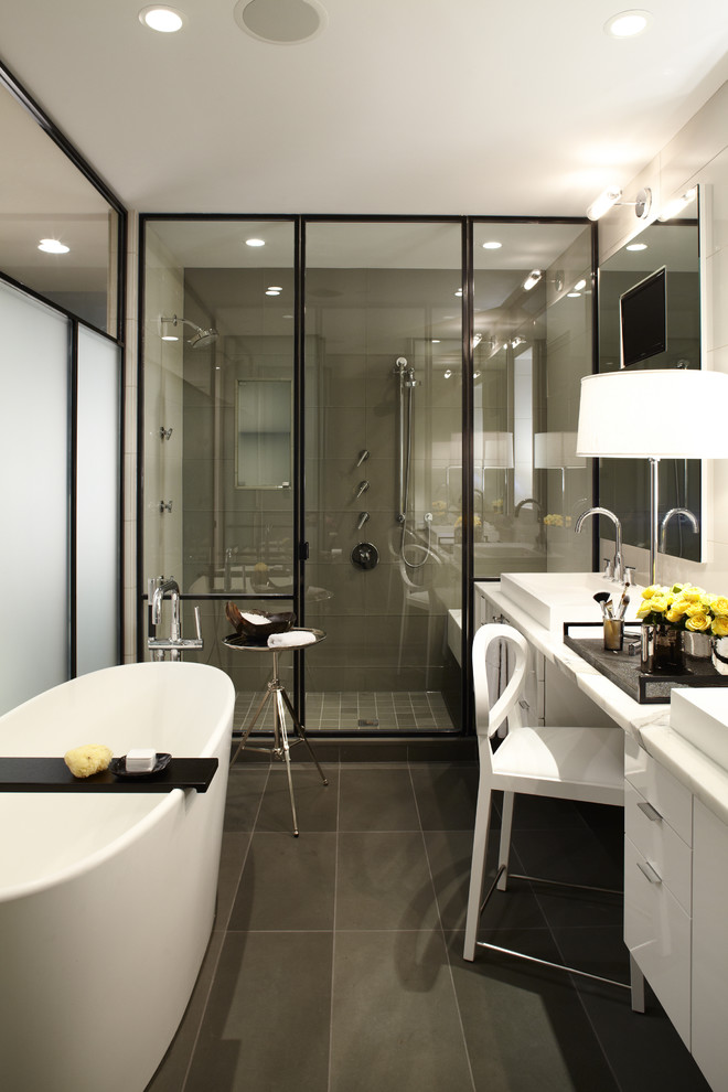 Diseño de cuarto de baño actual con bañera exenta