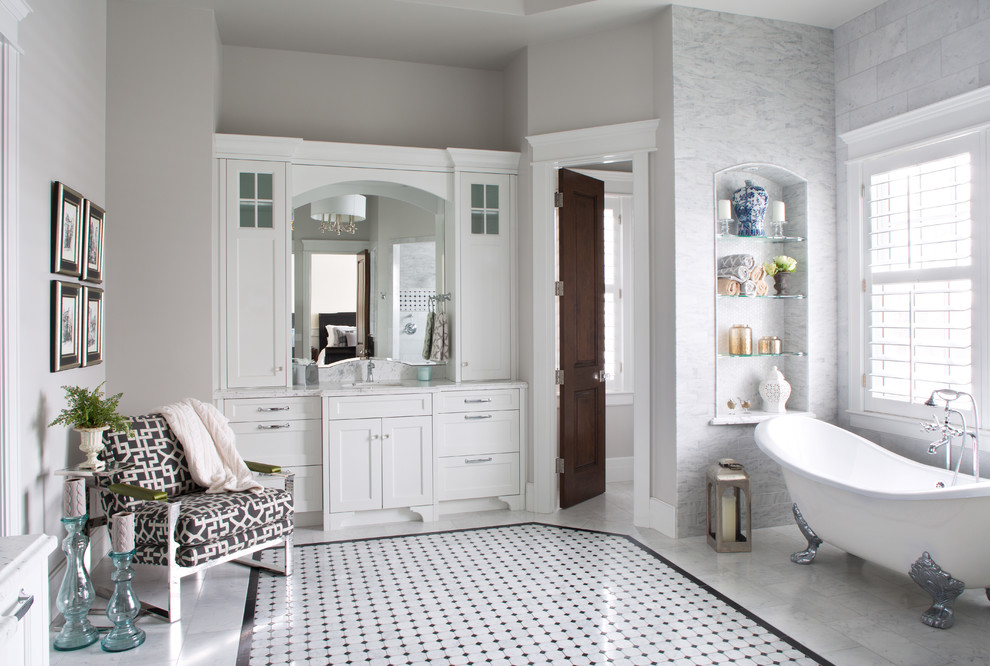 Идея дизайна: огромная главная ванная комната в классическом стиле с фасадами в стиле шейкер, белыми фасадами, ванной на ножках, угловым душем и мраморной столешницей