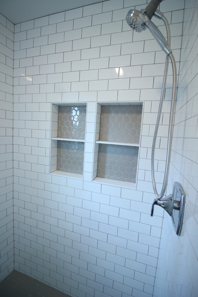 Идея дизайна: маленькая детская ванная комната в классическом стиле с фасадами в стиле шейкер, белыми фасадами, душем в нише, раздельным унитазом, белой плиткой, керамической плиткой, бежевыми стенами, полом из винила, раковиной с несколькими смесителями, столешницей из искусственного кварца, бежевым полом, душем с раздвижными дверями и бежевой столешницей для на участке и в саду
