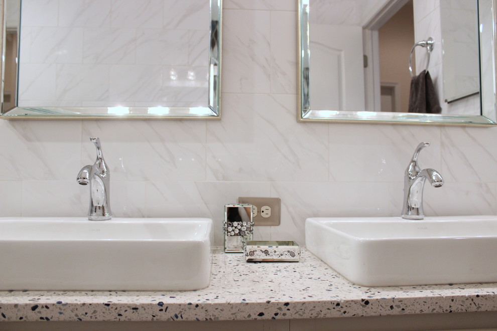 Foto di una stanza da bagno design con piastrelle bianche, piastrelle in gres porcellanato, pareti bianche, lavabo a bacinella e top in vetro riciclato