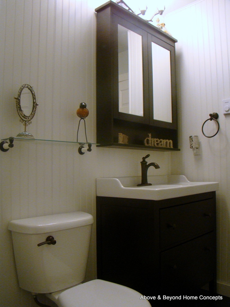 Idéer för små vintage badrum, med skåp i shakerstil, skåp i mörkt trä, bänkskiva i akrylsten, ett badkar i en alkov, en dusch/badkar-kombination, en toalettstol med separat cisternkåpa, vit kakel, keramikplattor, gröna väggar och ett konsol handfat