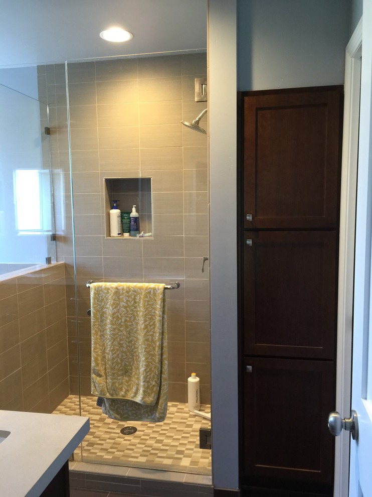 Modern inredning av ett mellanstort en-suite badrum, med skåp i shakerstil, skåp i mörkt trä, en dusch i en alkov, brun kakel, porslinskakel, klinkergolv i porslin, ett undermonterad handfat och bänkskiva i kvartsit