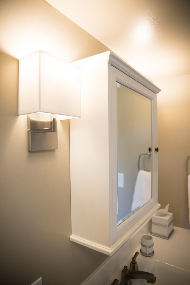Imagen de cuarto de baño clásico renovado de tamaño medio con armarios estilo shaker, puertas de armario blancas, paredes beige, suelo de travertino, aseo y ducha, lavabo integrado y encimera de acrílico