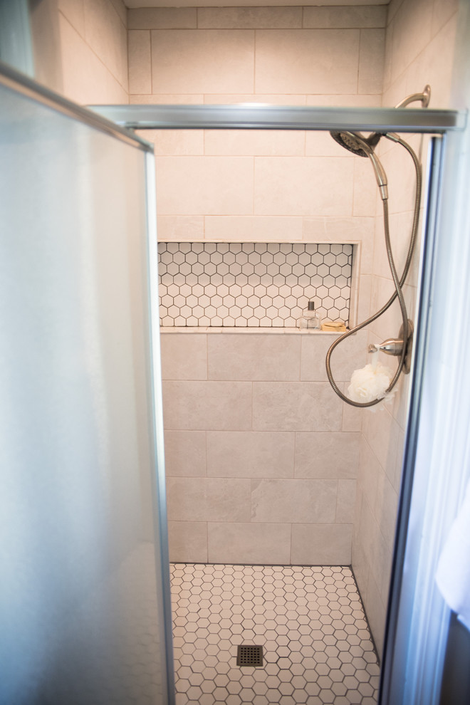 Modelo de cuarto de baño tradicional renovado de tamaño medio con armarios estilo shaker, puertas de armario blancas, ducha empotrada, baldosas y/o azulejos en mosaico, paredes beige, suelo de travertino, aseo y ducha, lavabo integrado y encimera de acrílico