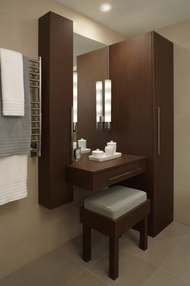 Immagine di una stanza da bagno design con ante lisce, ante in legno bruno e piastrelle beige