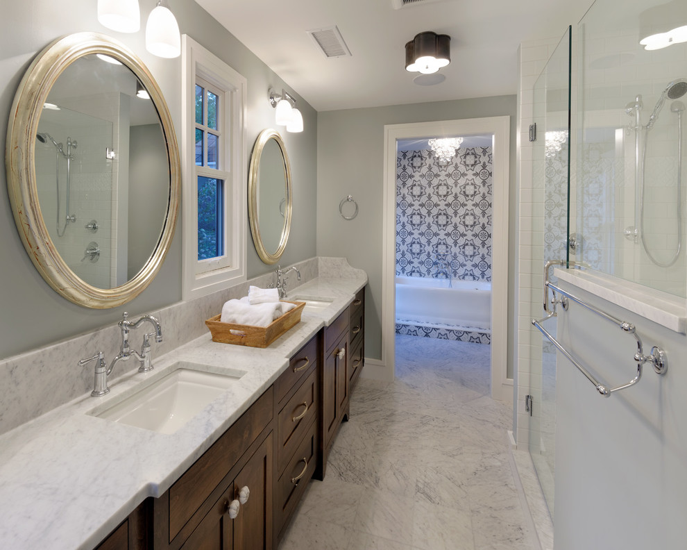 Свежая идея для дизайна: главная ванная комната в классическом стиле с фасадами в стиле шейкер, цементной плиткой и мраморным полом - отличное фото интерьера