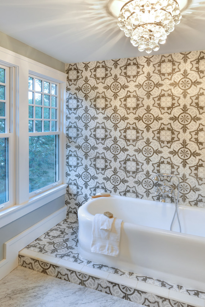 Idéer för att renovera ett vintage en-suite badrum, med cementkakel, marmorgolv och ett fristående badkar