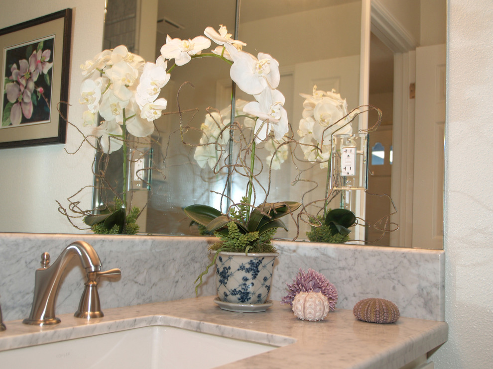 Idéer för ett litet klassiskt badrum med dusch, med ett undermonterad handfat, luckor med infälld panel, vita skåp, marmorbänkskiva, en hörndusch, en toalettstol med hel cisternkåpa, stenkakel, grå väggar och marmorgolv