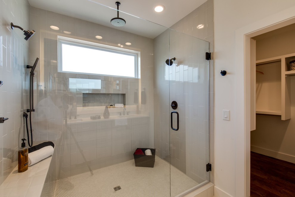 Foto de cuarto de baño principal clásico renovado de tamaño medio con ducha empotrada, paredes blancas, ducha con puerta con bisagras y baldosas y/o azulejos grises