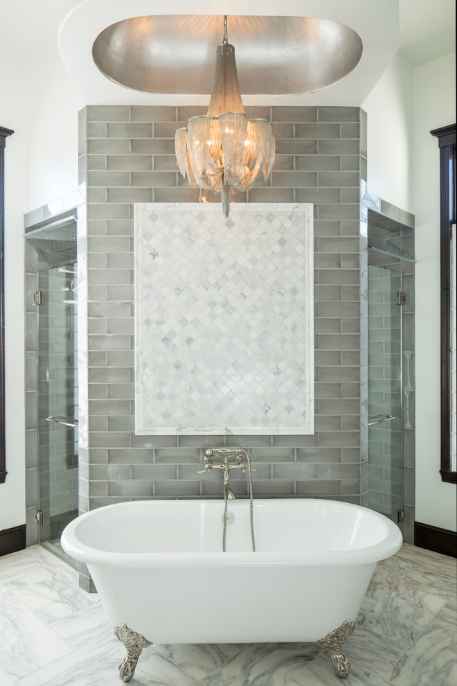 Источник вдохновения для домашнего уюта: главная ванная комната в средиземноморском стиле с ванной на ножках, душем без бортиков, серой плиткой, серыми стенами, разноцветным полом и душем с распашными дверями