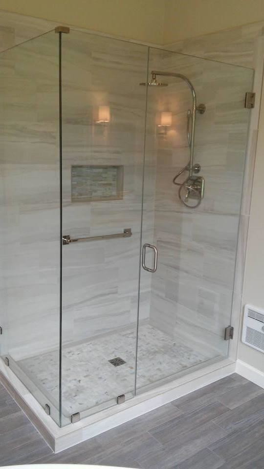 Modern inredning av ett mellanstort en-suite badrum, med ett badkar med tassar, grå kakel, porslinskakel, grå väggar, en dusch i en alkov, klinkergolv i porslin, grått golv och dusch med gångjärnsdörr
