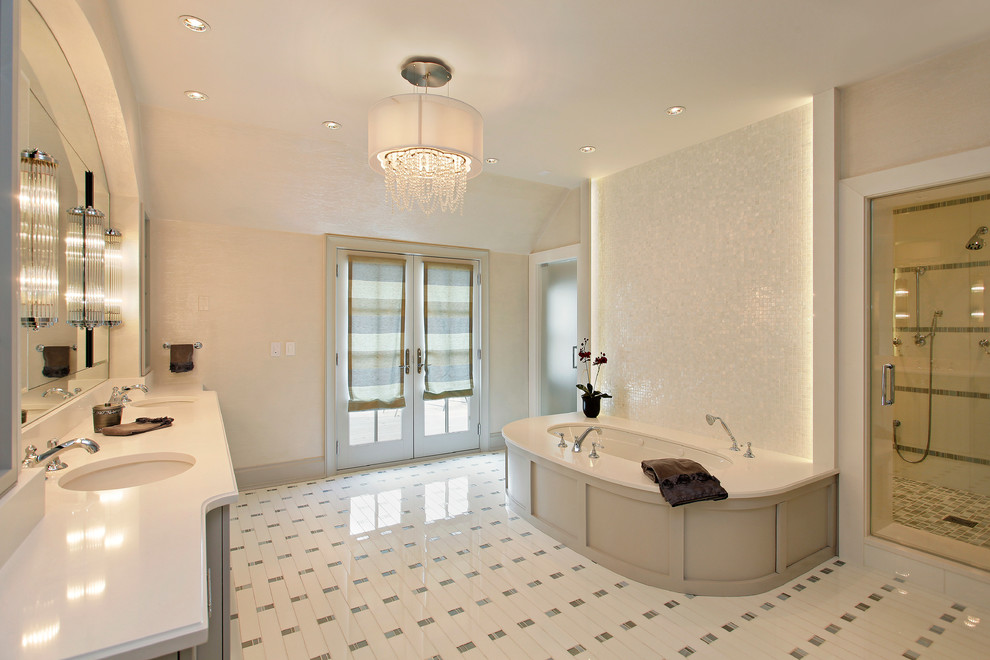 Cette photo montre une douche en alcôve chic avec un lavabo encastré, des portes de placard grises, une baignoire encastrée, un carrelage blanc et mosaïque.