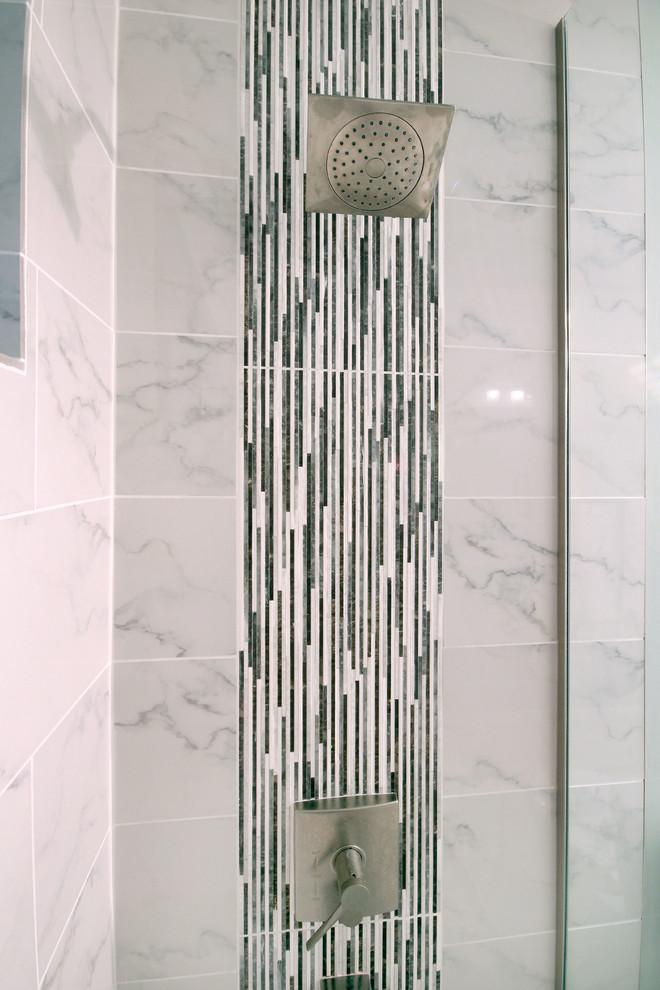 Foto di una stanza da bagno moderna di medie dimensioni con lavabo a colonna, vasca/doccia, WC a due pezzi, piastrelle grigie, piastrelle di ciottoli, pareti blu e pavimento in gres porcellanato