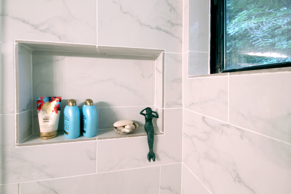 Réalisation d'une salle de bain minimaliste de taille moyenne avec un lavabo de ferme, un combiné douche/baignoire, WC séparés, un carrelage gris, une plaque de galets, un mur bleu et un sol en carrelage de porcelaine.