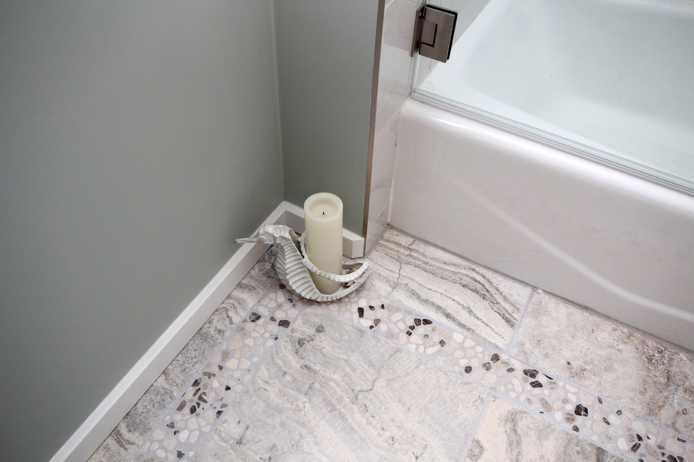 Esempio di una stanza da bagno moderna di medie dimensioni con lavabo a colonna, vasca/doccia, WC a due pezzi, piastrelle grigie, piastrelle di ciottoli, pareti blu e pavimento in gres porcellanato