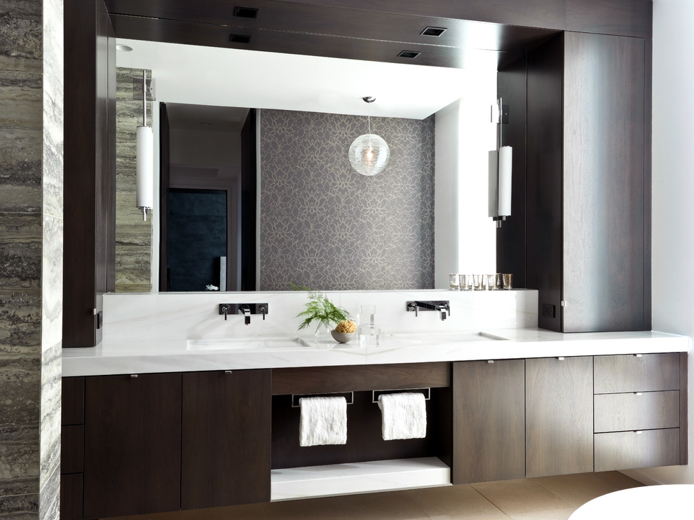 Esempio di una stanza da bagno design con lavabo sottopiano, ante lisce, ante in legno bruno, piastrelle beige e pareti bianche