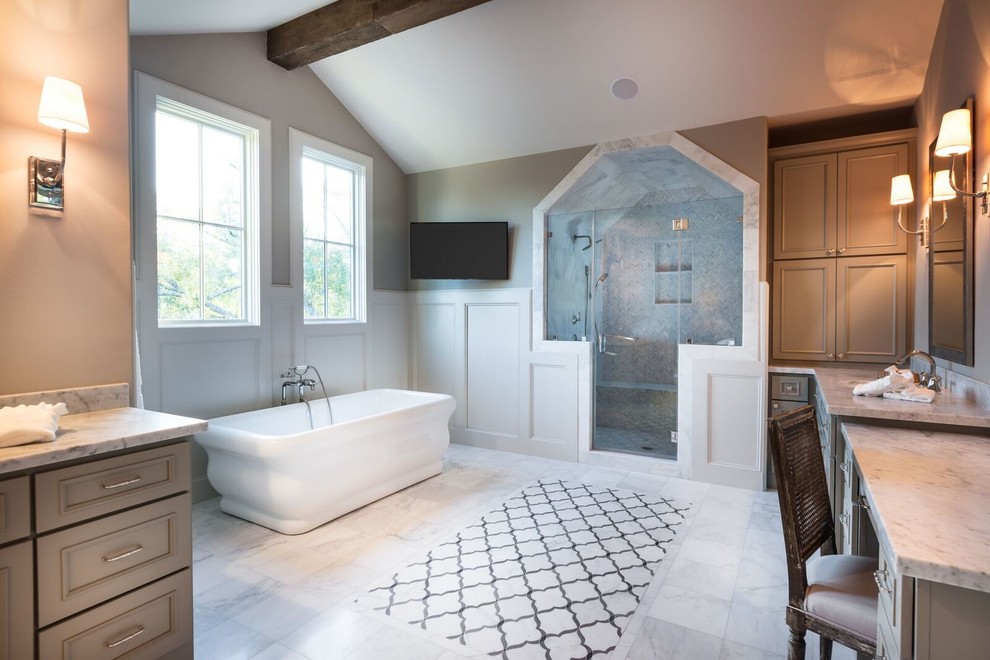 Свежая идея для дизайна: большая главная ванная комната в стиле рустика с фасадами с утопленной филенкой, серыми фасадами, отдельно стоящей ванной, душем в нише, серой плиткой, мраморной плиткой, серыми стенами, мраморным полом, накладной раковиной, мраморной столешницей, белым полом, душем с распашными дверями и серой столешницей - отличное фото интерьера