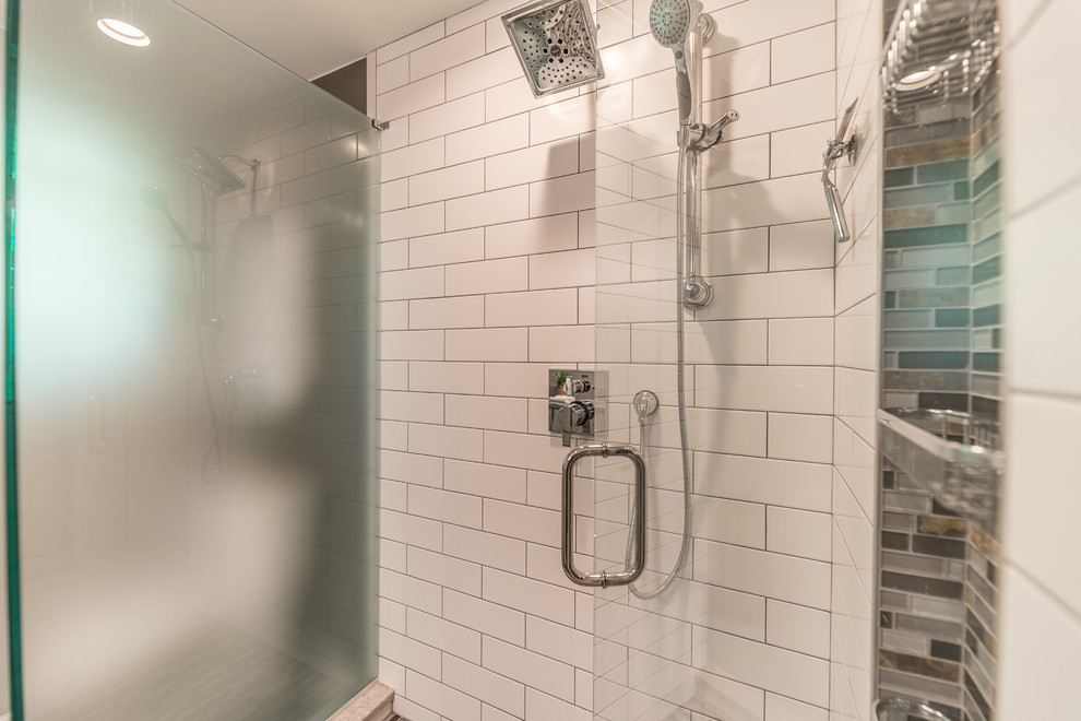 Свежая идея для дизайна: главная ванная комната среднего размера в современном стиле с плоскими фасадами, серыми фасадами, угловым душем, раздельным унитазом, белой плиткой, плиткой из листового стекла, серыми стенами, полом из винила, врезной раковиной, стеклянной столешницей, разноцветным полом, душем с распашными дверями и серой столешницей - отличное фото интерьера