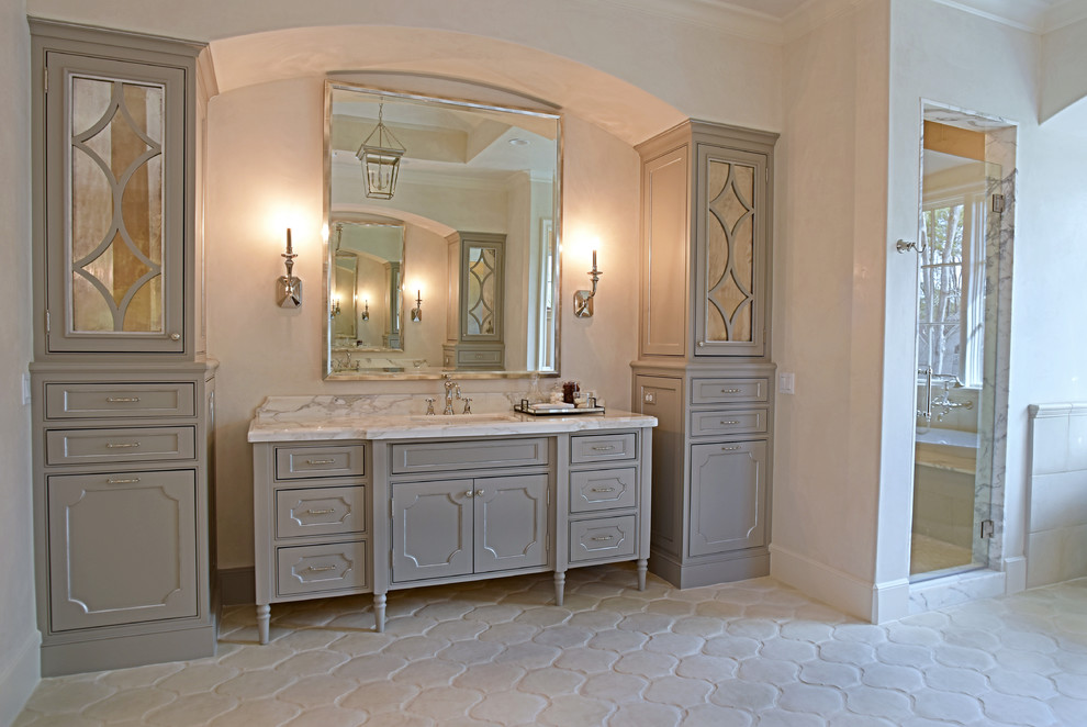 Exempel på ett stort en-suite badrum, med möbel-liknande, beige skåp, ett fristående badkar, en dusch i en alkov, en toalettstol med hel cisternkåpa, vita väggar, cementgolv, ett undermonterad handfat, marmorbänkskiva, beiget golv och dusch med gångjärnsdörr