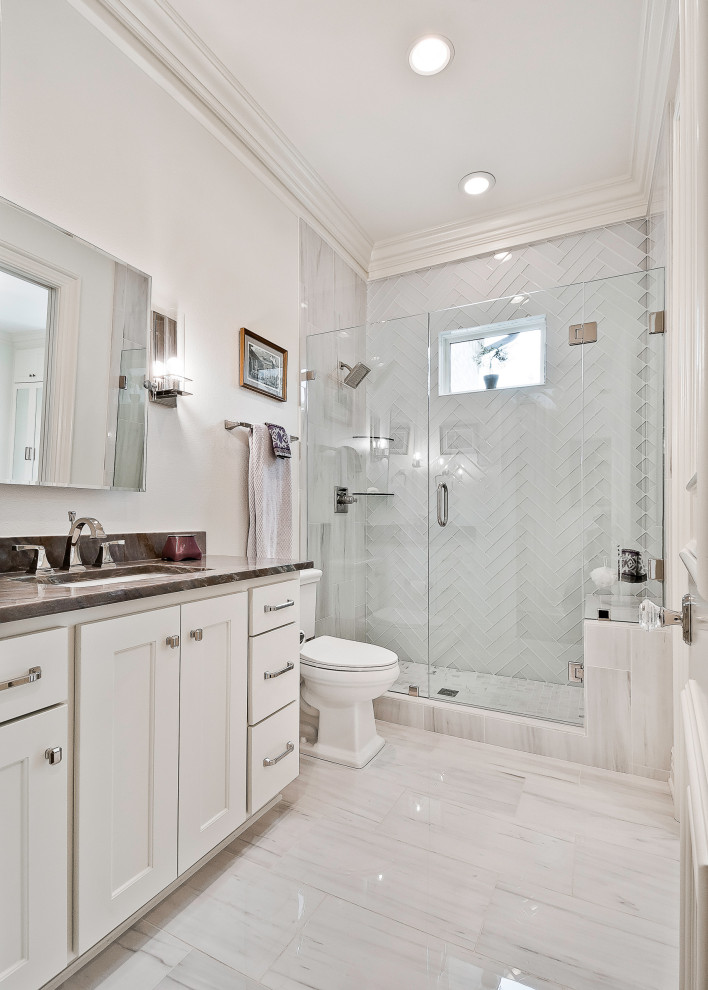Inspiration för mycket stora klassiska vitt badrum med dusch, med vita skåp, ett fristående badkar, en toalettstol med separat cisternkåpa, vit kakel, porslinskakel, vita väggar, klinkergolv i porslin, ett undermonterad handfat, bänkskiva i kvartsit, grått golv och dusch med gångjärnsdörr