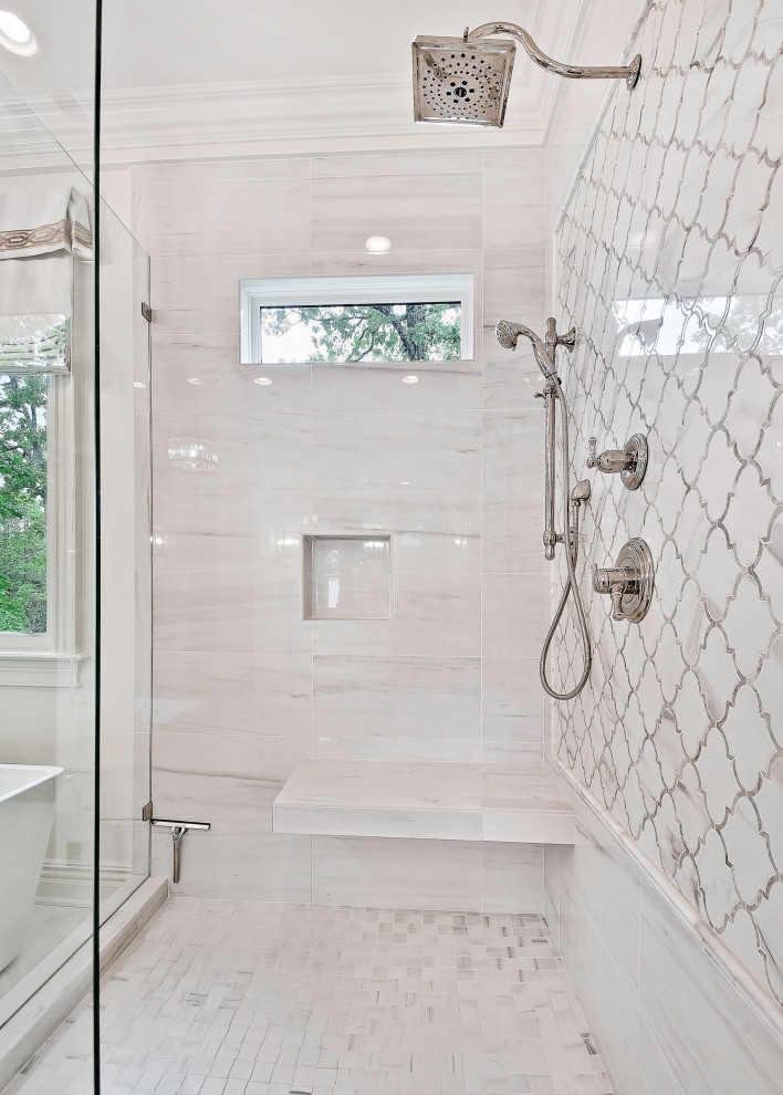 Свежая идея для дизайна: огромная главная ванная комната в стиле неоклассика (современная классика) с белыми фасадами, отдельно стоящей ванной, раздельным унитазом, белой плиткой, керамогранитной плиткой, белыми стенами, полом из керамогранита, врезной раковиной, столешницей из кварцита, серым полом, душем с распашными дверями, белой столешницей, сиденьем для душа, тумбой под две раковины и встроенной тумбой - отличное фото интерьера