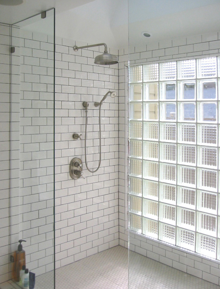 Idéer för att renovera ett mellanstort eklektiskt en-suite badrum, med vit kakel, keramikplattor, vita väggar, mosaikgolv och en dusch i en alkov