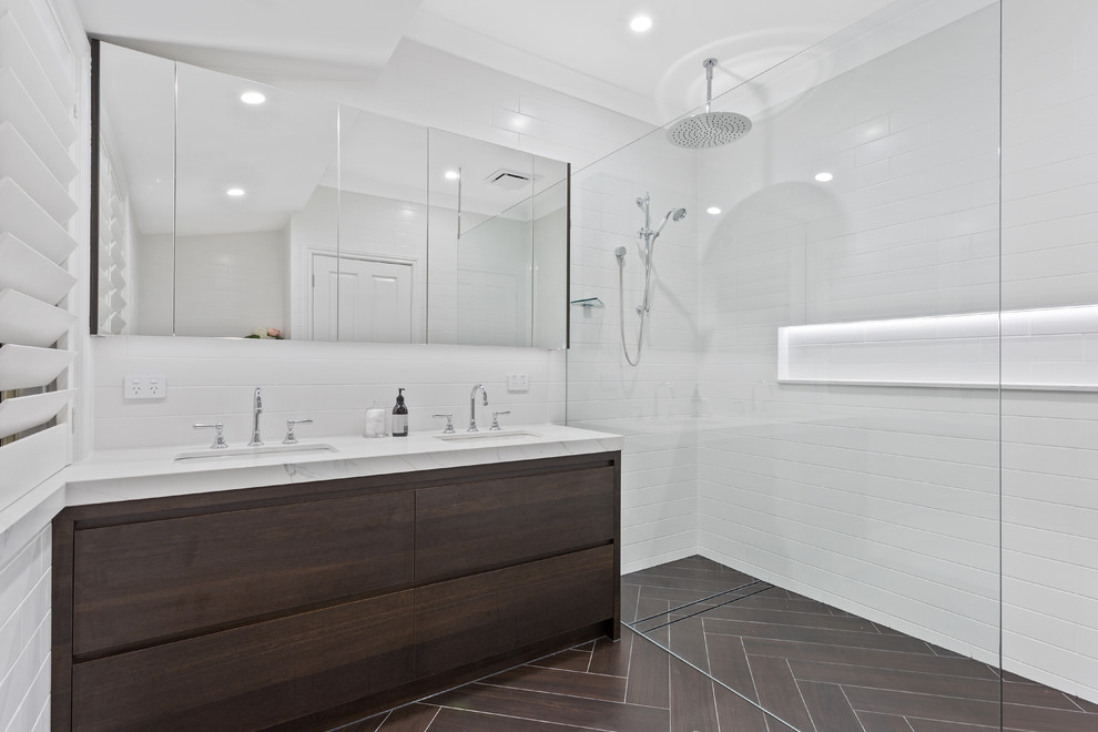 Стильный дизайн: ванная комната в современном стиле с плоскими фасадами, темными деревянными фасадами, угловым душем, белой плиткой, плиткой кабанчик, белыми стенами, душевой кабиной, врезной раковиной и открытым душем - последний тренд