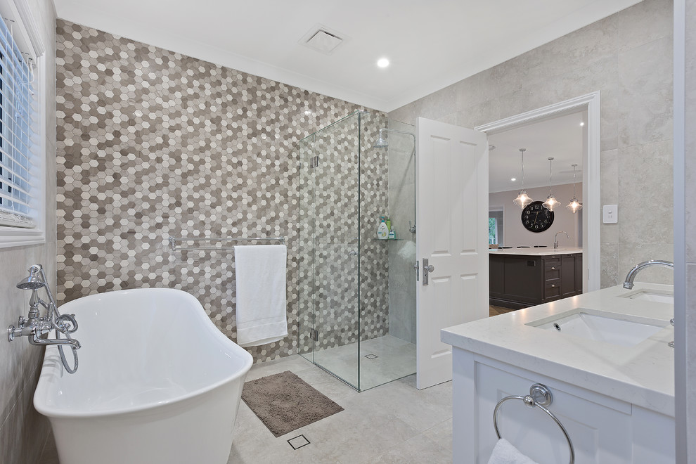 Inspiration for a transitional bathroom remodel in Gold Coast - Tweed
