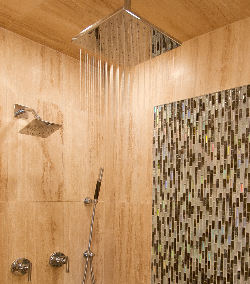 Exemple d'une salle de bain tendance avec une douche à l'italienne et un carrelage beige.