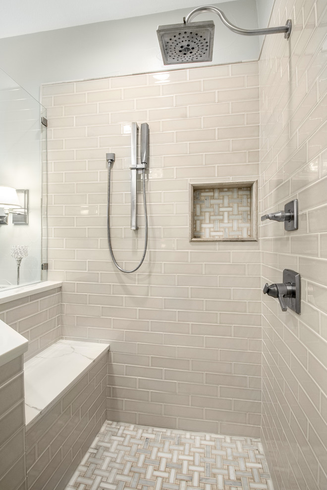 На фото: главная ванная комната среднего размера в стиле неоклассика (современная классика) с фасадами с утопленной филенкой, белыми фасадами, угловым душем, раздельным унитазом, серой плиткой, мраморной плиткой, серыми стенами, полом из керамогранита, врезной раковиной, столешницей из искусственного кварца, коричневым полом, душем с распашными дверями и белой столешницей