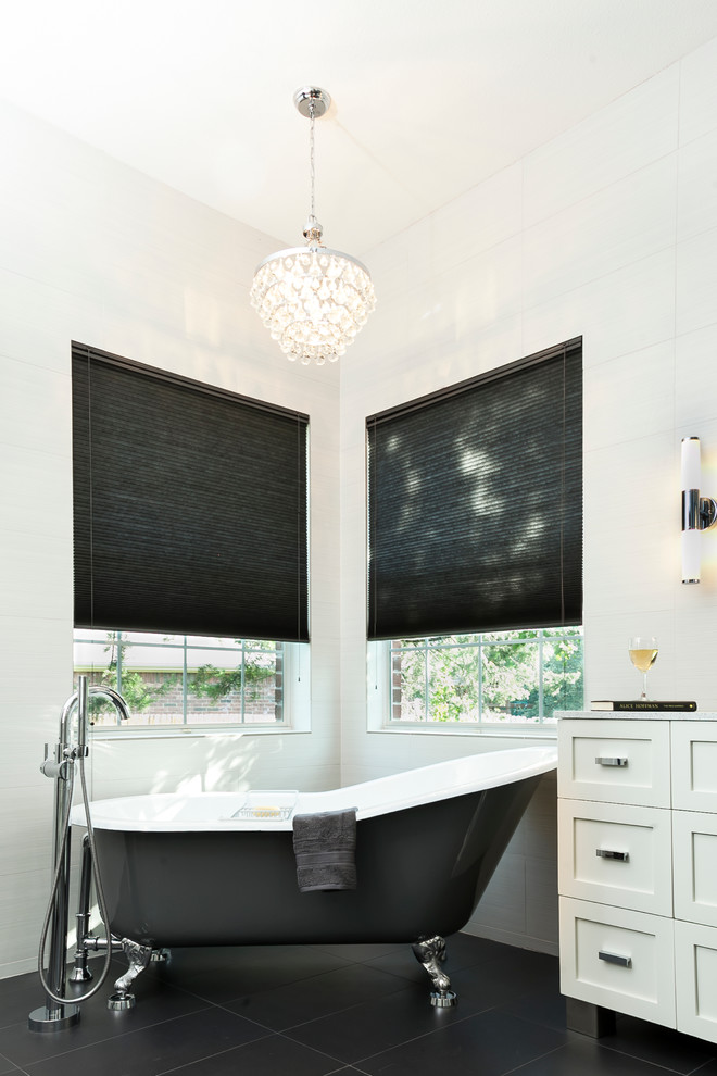 Inredning av ett klassiskt litet en-suite badrum, med ett undermonterad handfat, skåp i shakerstil, vita skåp, bänkskiva i kvarts, ett fristående badkar, en kantlös dusch, vit kakel, glaskakel, grå väggar och klinkergolv i porslin