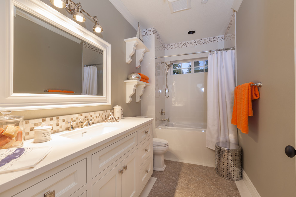 Klassisches Badezimmer mit Mosaikfliesen, Duschvorhang-Duschabtrennung und weißer Waschtischplatte in Portland
