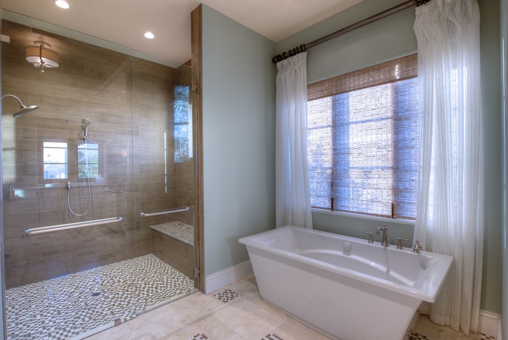 Пример оригинального дизайна: ванная комната в современном стиле с душем без бортиков и отдельно стоящей ванной