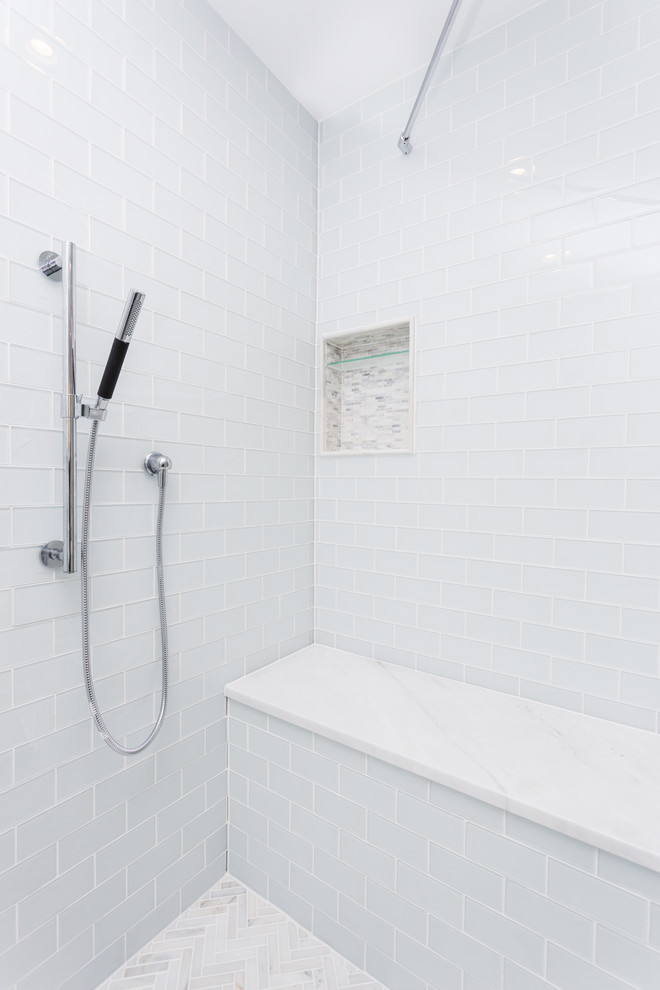 Esempio di una grande stanza da bagno padronale design con piastrelle bianche, piastrelle diamantate e pareti grigie