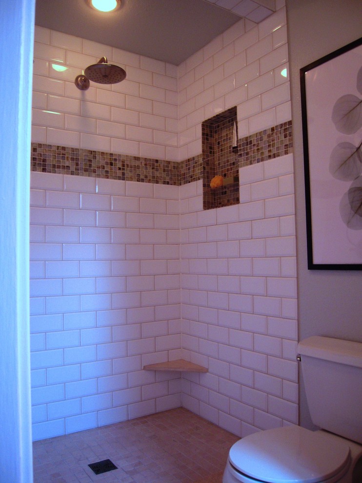 Ispirazione per una piccola stanza da bagno tradizionale con lavabo sottopiano, ante in stile shaker, ante in legno bruno, top in marmo, doccia alcova, piastrelle multicolore, piastrelle diamantate, pareti blu e pavimento in marmo