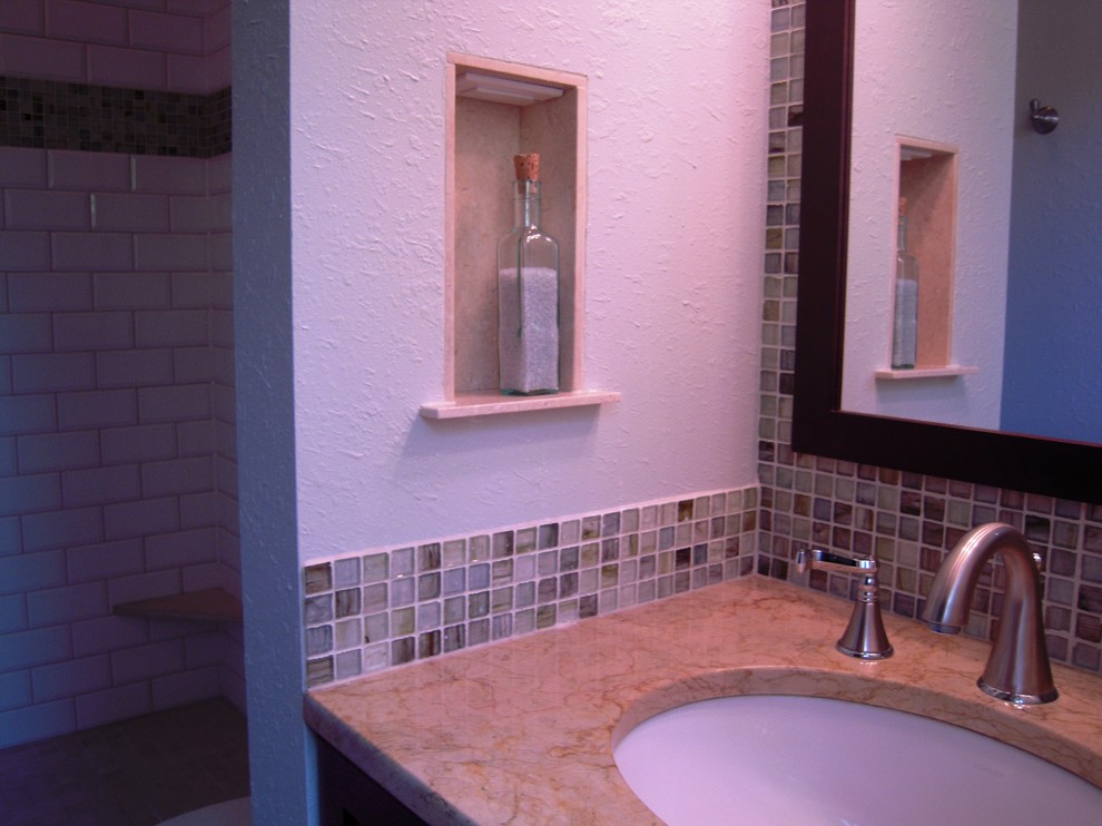 Idee per una piccola stanza da bagno chic con lavabo sottopiano, ante in stile shaker, ante in legno bruno, top in marmo, doccia alcova, piastrelle multicolore, piastrelle di vetro, pareti blu e pavimento in marmo